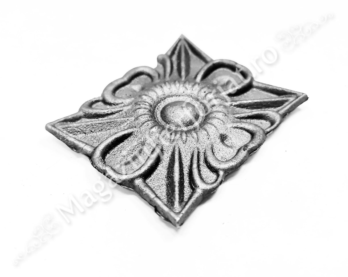 52.306 Floare dreptunghiulara turnata din aliaj oțel-fontă 85x70mm, grosime 8mm