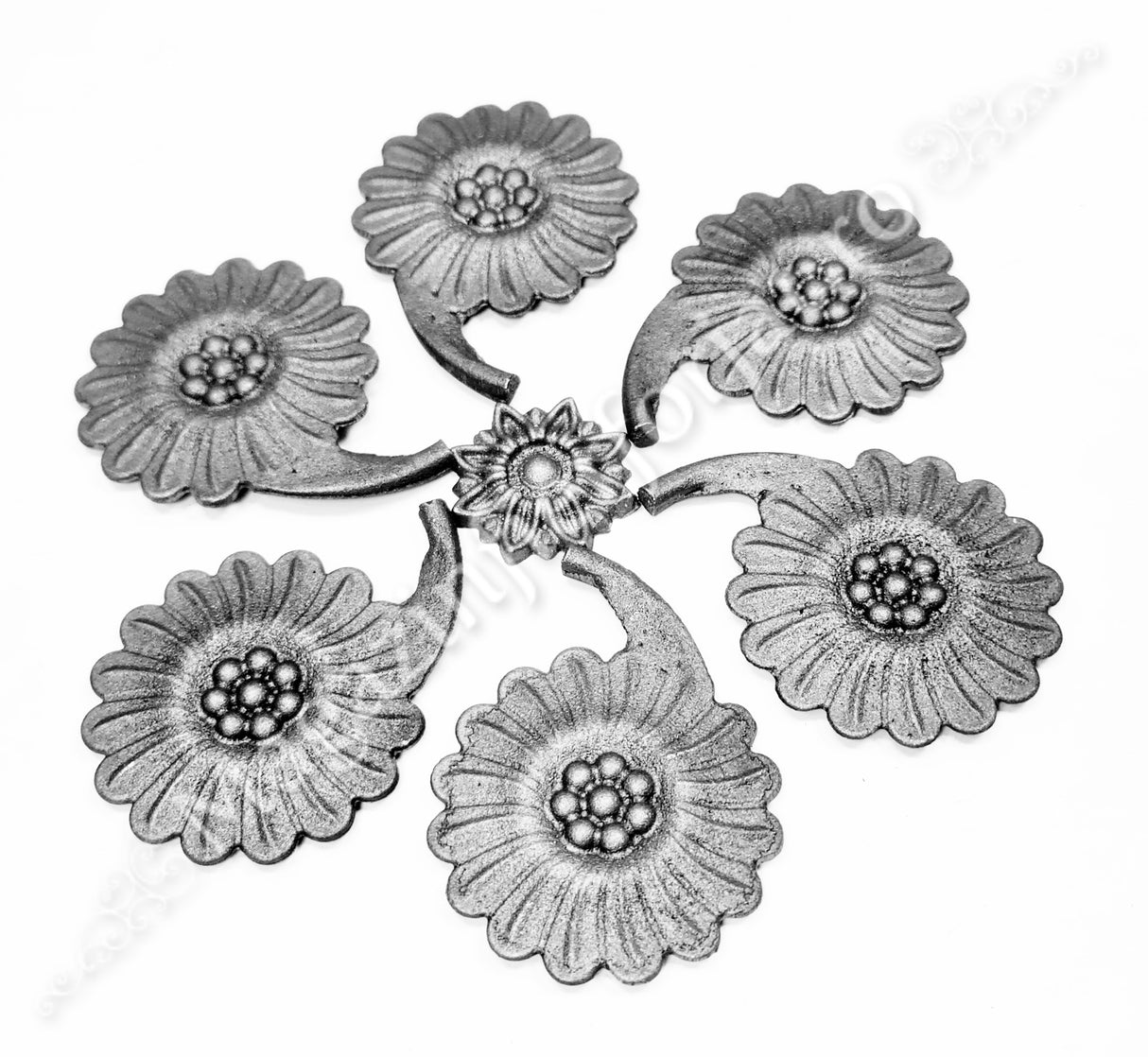 52.313 Floare CRIZANTEMA turnata din aliaj oțel-fontă D.90mm, grosime 4/9mm, cu basorelief pe ambele fețe