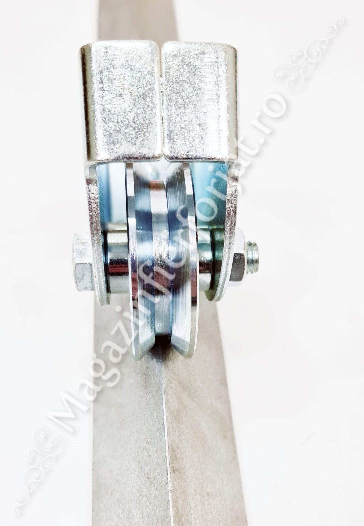 60.106 Rola de culisare cu suport exterior D.68mm pentru profil "V" 100KG