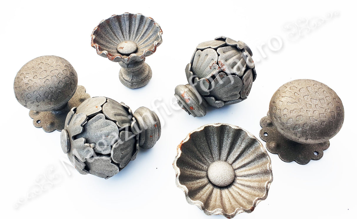 63.002 Maner fix fier forjat Eliptic D.60mm cu placa floare D.65mm cu 3 gauri, H.55mm