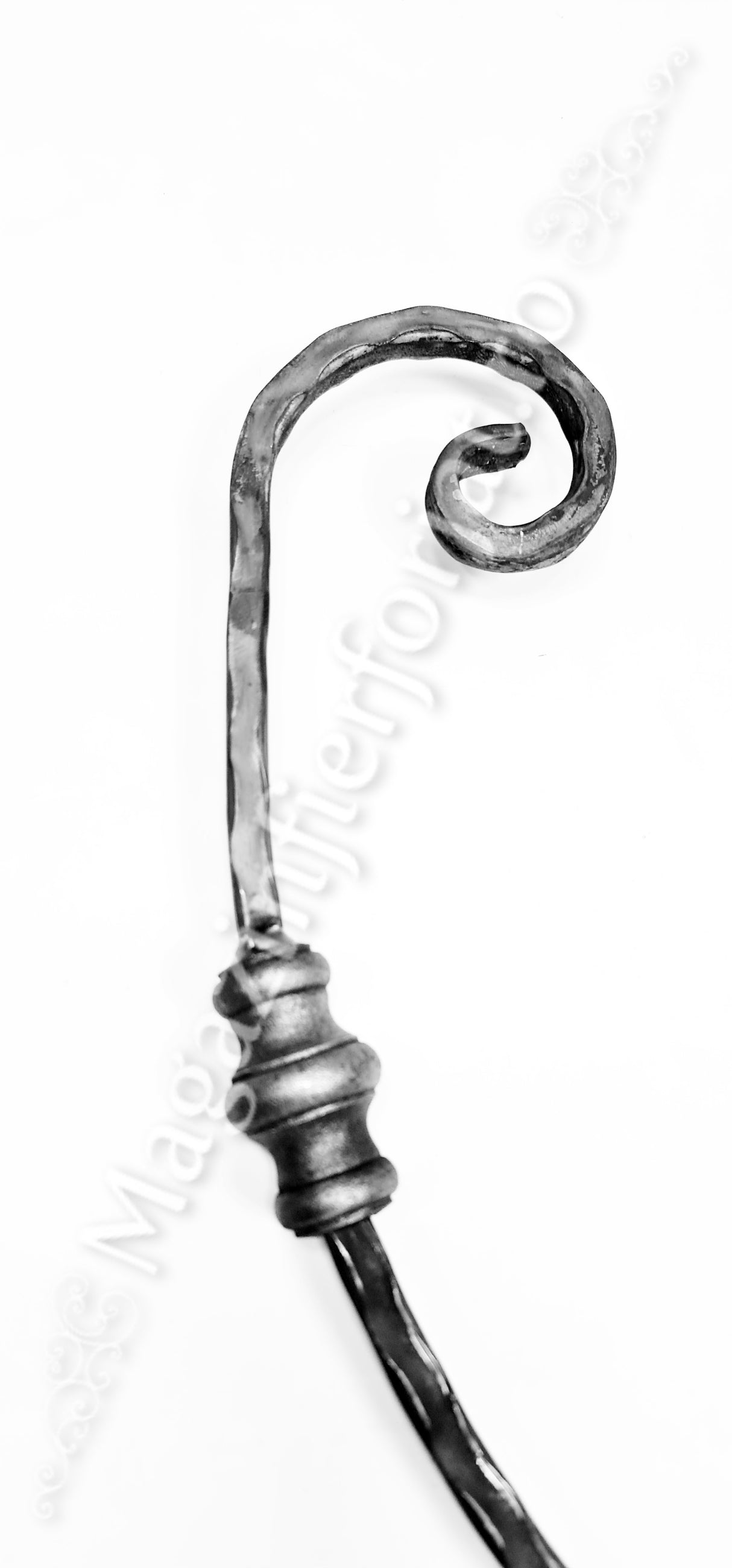 UNV60.3.5 Balustru balcon cu capatul forjat in forma de C+PAFTA SUDATA, H.900mm din 12x12mm amprentat