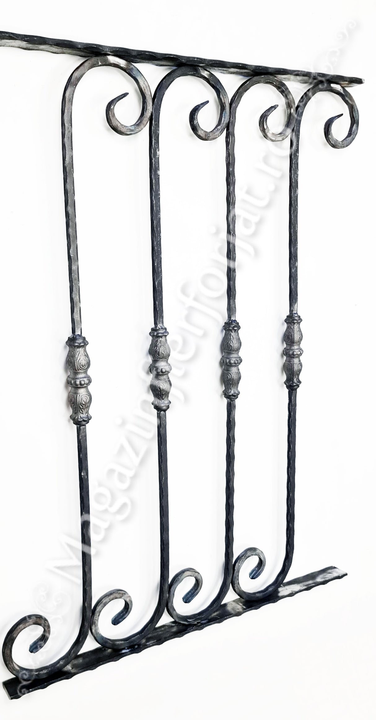 UNV70.34.1 Balustru in forma de S-cu-PAFTA din otel patrat amprentat 12x12mm H.900mm L.130mm