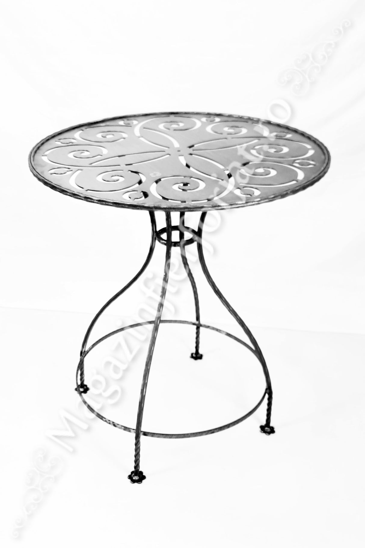 UNV92.2.1 MASA FIER FORJAT H.740mm D.670mm din fier plin 12x12mm NEVOPSITA