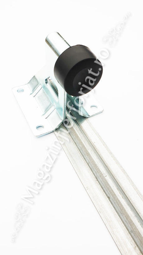 Opritor de poarta culisanta H.100mm, cu amortizor de cauciuc, aplicabil pe beton si peste sina de culizare, zincat alb