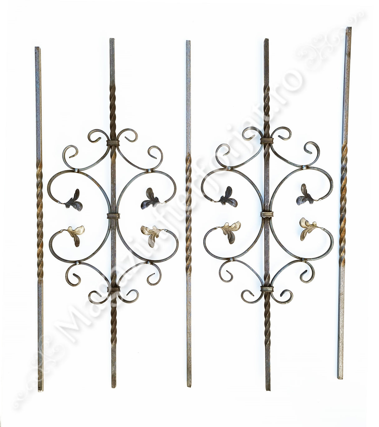 UNV70.11 Balustru din fier forjat H.900mm L.335mm cu 2C-uri cu Frunze + 4C-uri de 130mm si 3 coliere de mascare sudura