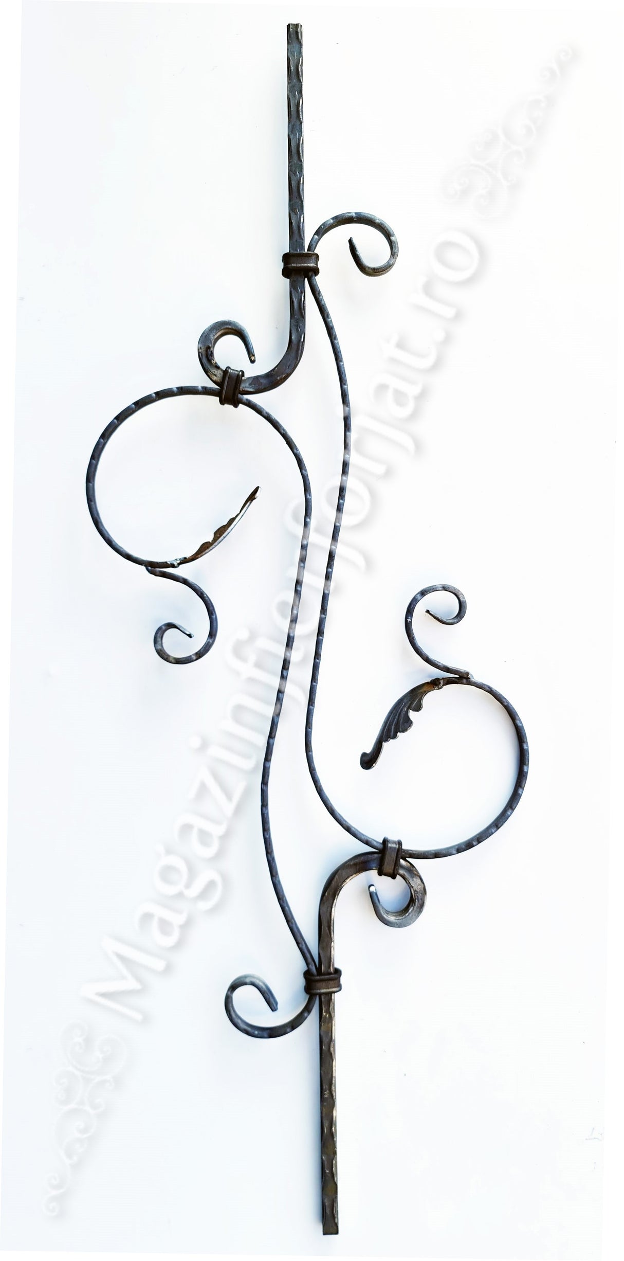 UNV70.12.1 Balustru din fier forjat forma de S cu frunze "LEBADA" din 12x12mm/12x5mm amprentat H.900mm L.315mm