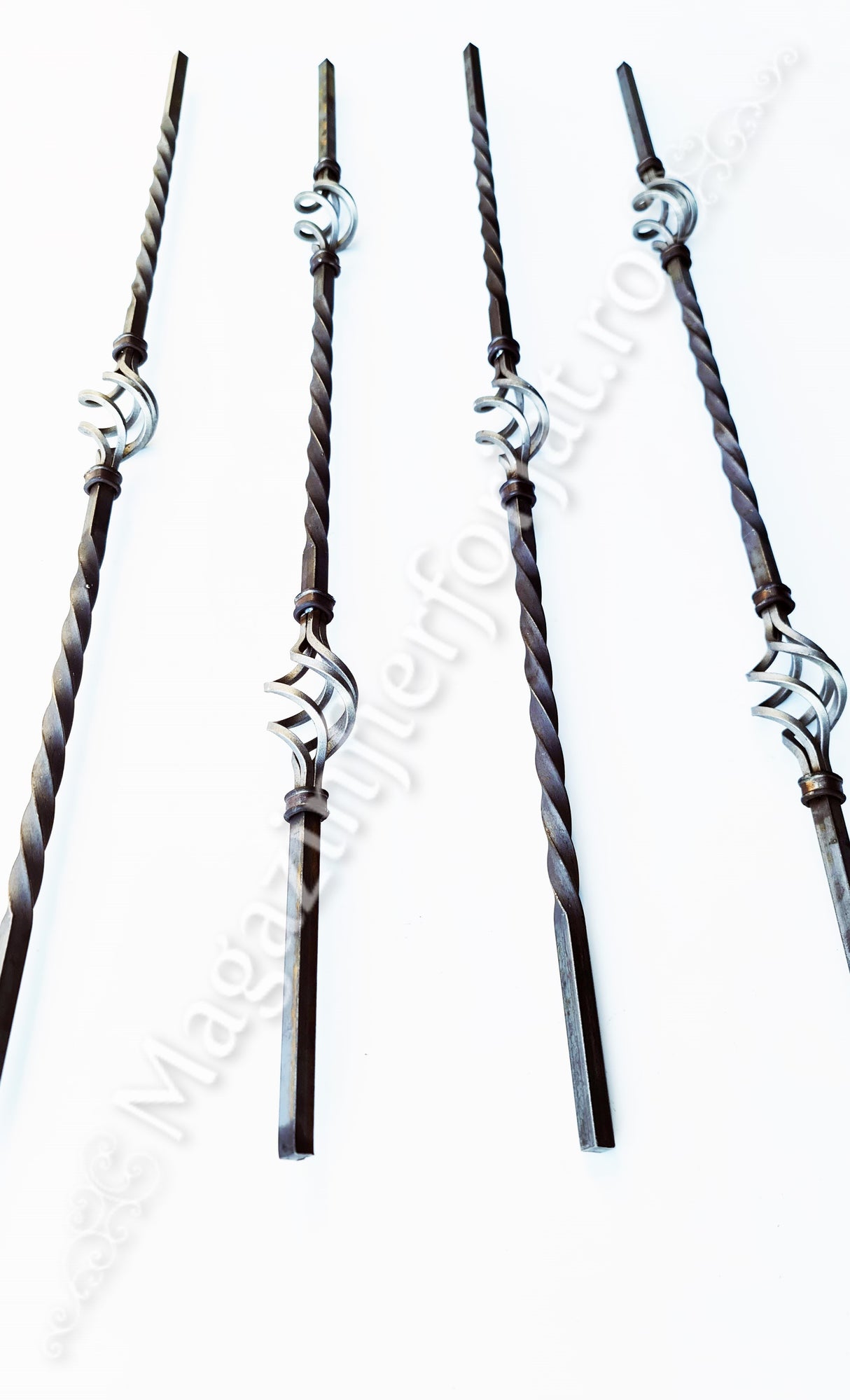 UNV70.25 Balustru vertical, din fier de 12x12mm rasucit, H.900mm, cu 2 cosulete si coliere de mascare sudura