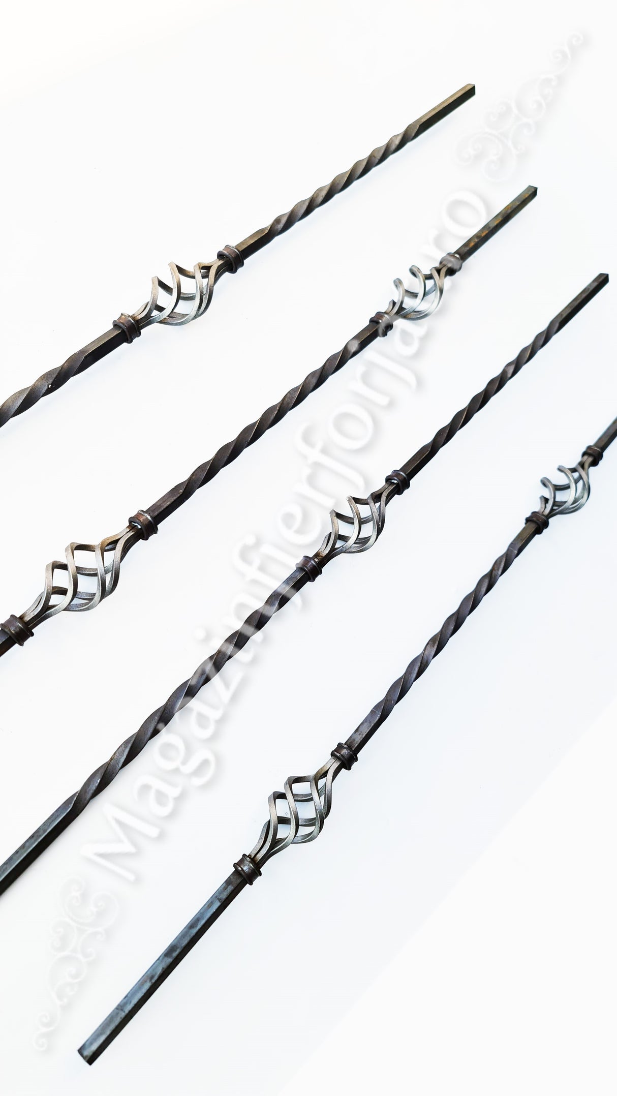 UNV70.25 Balustru vertical, din fier de 12x12mm rasucit, H.900mm, cu 2 cosulete si coliere de mascare sudura