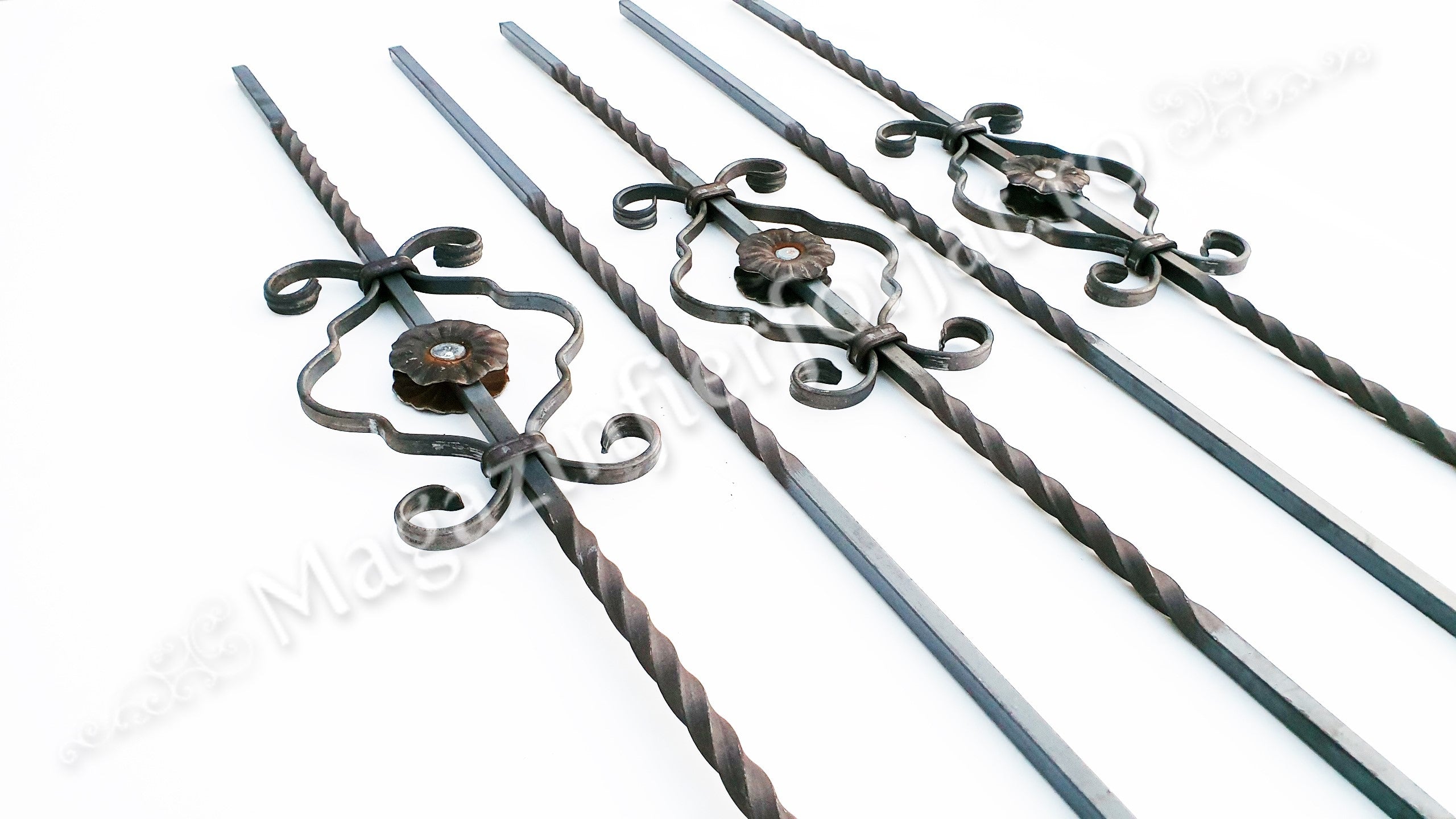 UNV70.8 Balustru din fier plin 12x12mm H.900mm rasucit la mijloc pe 300mm