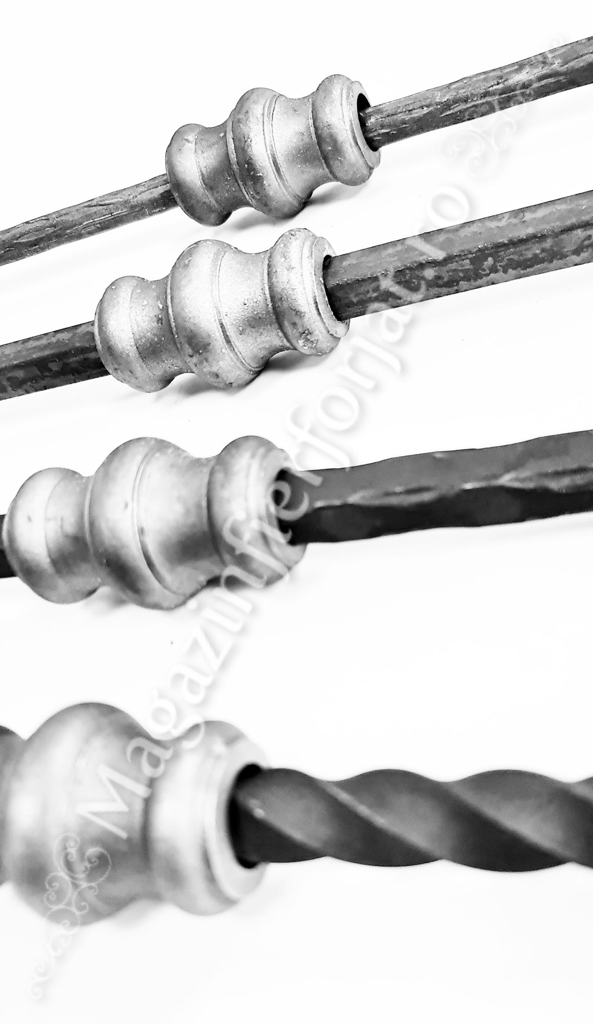 41.000.16 Pafta turnata cu basorelief H.64mm, interiorul rotund D.16mm, aliaj fier-fonta sudabila