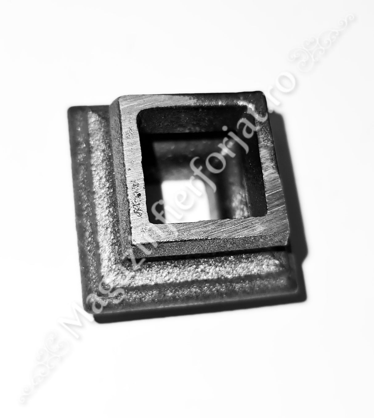 41.130.20 Pafta turnata cu basorelief H.45mm, interiorul 21.5x21.5mm, aliaj fier-fonta sudabila