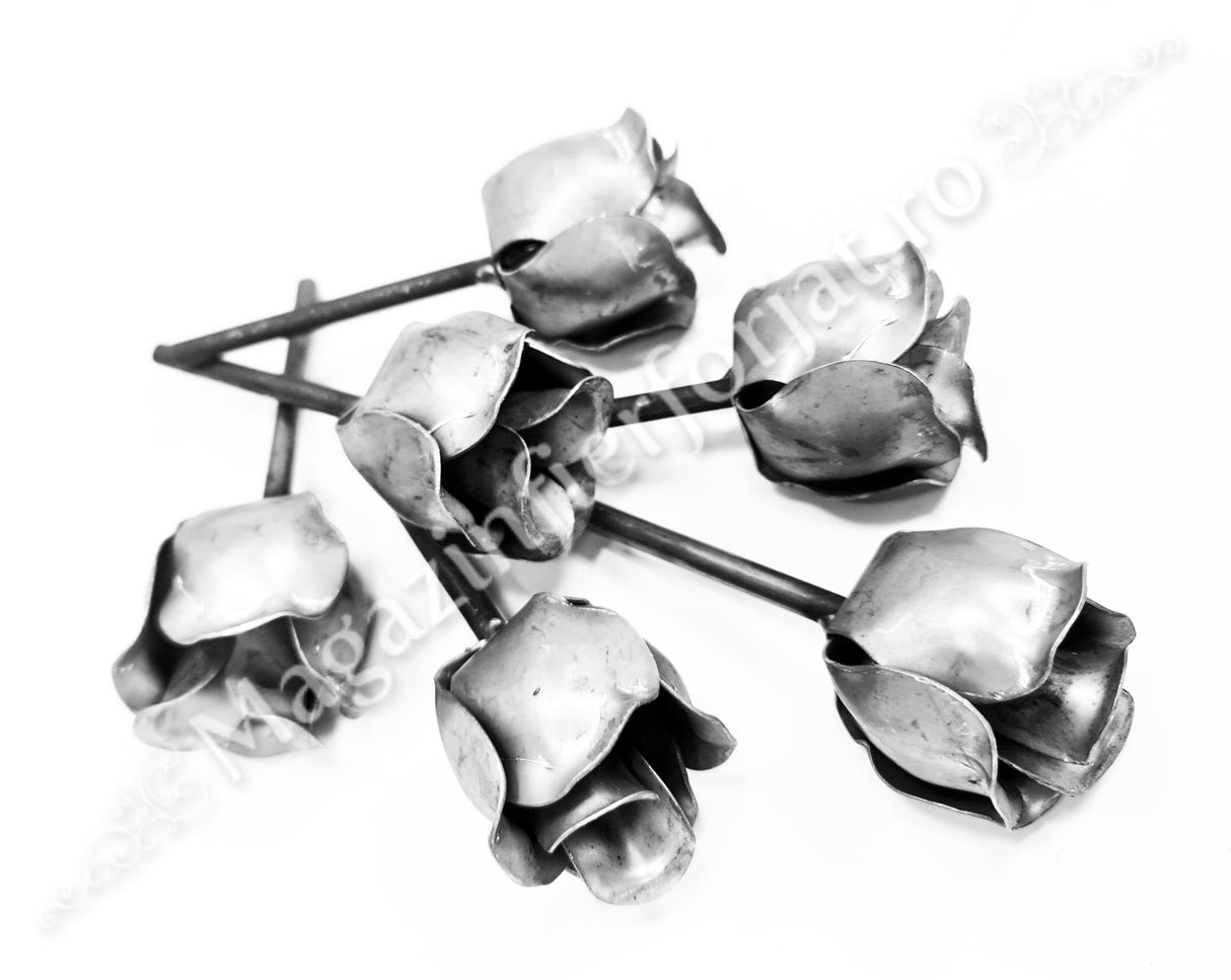 50.103.01 Trandafir din fier cu petale din tabla ambutisata de 0.5mm cu H.45mm si codita de 70mm