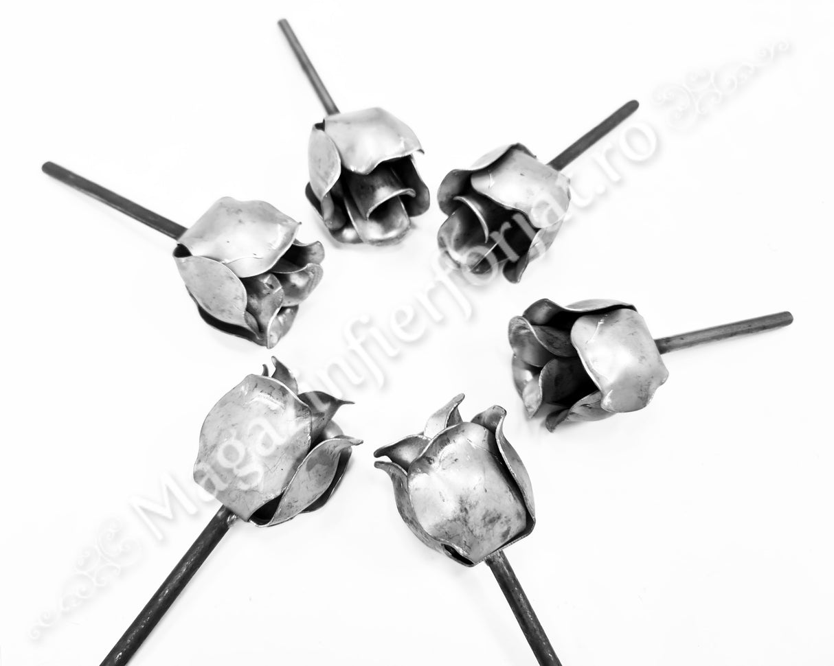 50.103.01 Trandafir din fier cu petale din tabla ambutisata de 0.5mm cu H.45mm si codita de 70mm