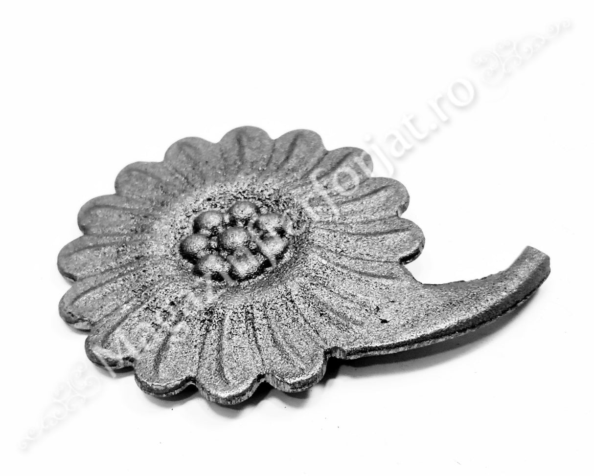 52.313 Floare CRIZANTEMA turnata din aliaj oțel-fontă D.90mm, grosime 4/9mm, cu basorelief pe ambele fețe