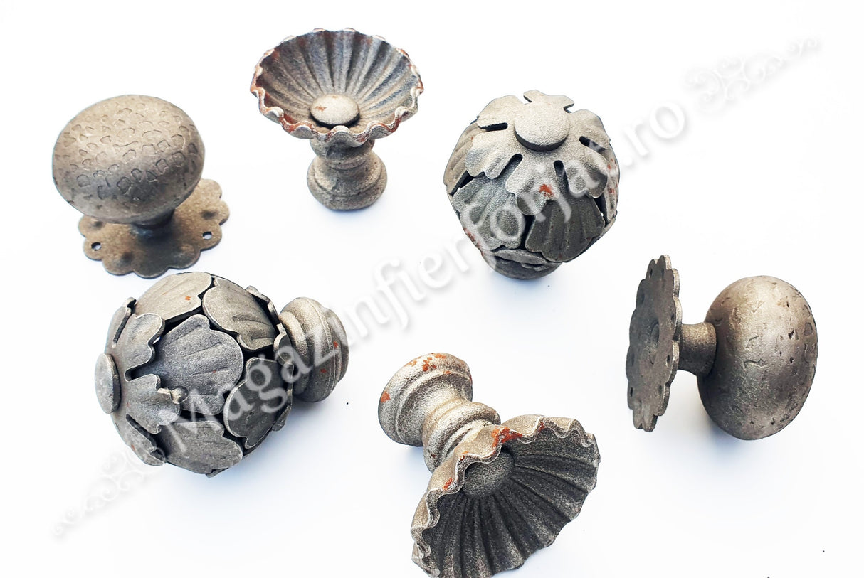 63.002 Maner fix fier forjat Eliptic D.60mm cu placa floare D.65mm cu 3 gauri, H.55mm