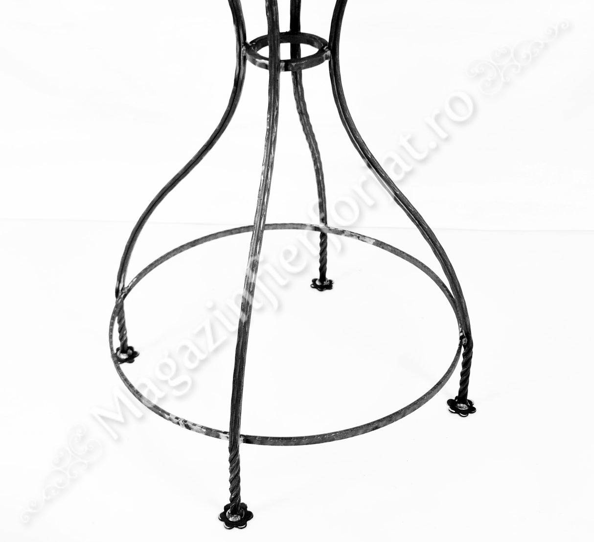 UNV92.2.1 MASA FIER FORJAT H.740mm D.670mm din fier plin 12x12mm NEVOPSITA