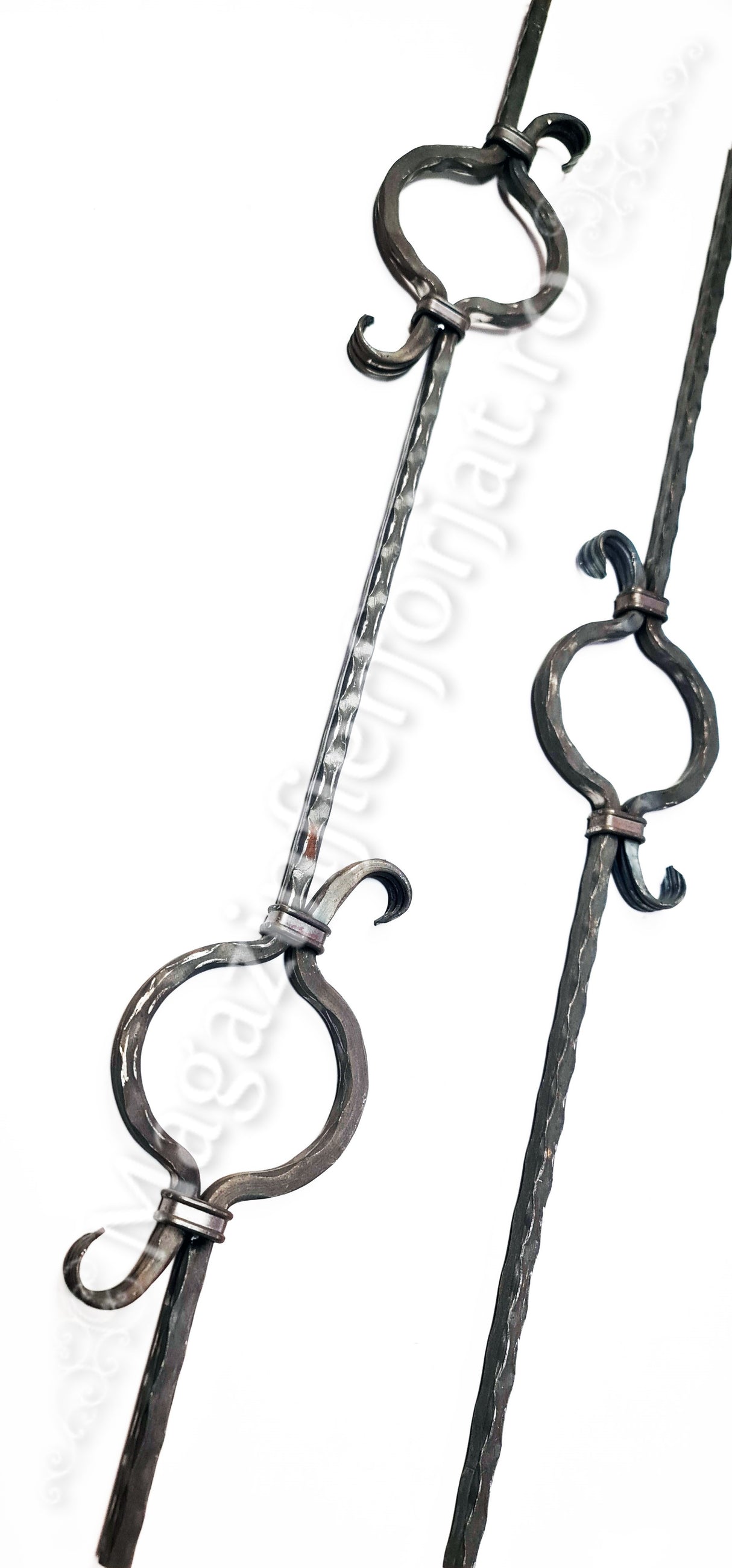 UNV70.31 Balustru din fier forjat cu doua CERC-uri FORJATE din 12x12mm amprentat H.900mm L.130mm